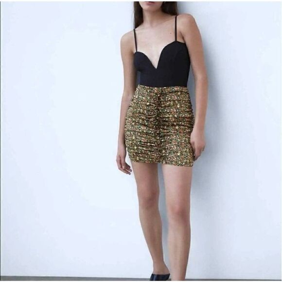 NEW Zara Ruched Floral Mini Skirt - Women’s L - Picture 1 of 6